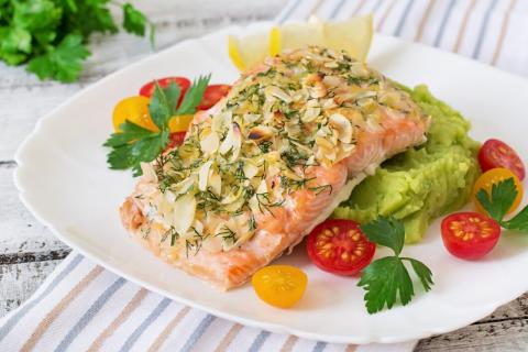 Лосось готовим с лесной ягодой — получается нежнее и вкуснее