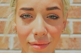 Холодные розовые тона визуально делают зубы белее и кожу свежее — визажисты