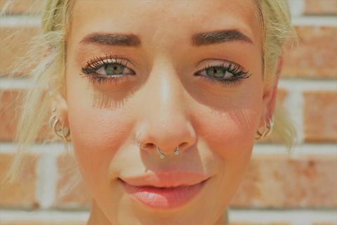 Холодные розовые тона визуально делают зубы белее и кожу свежее — визажисты