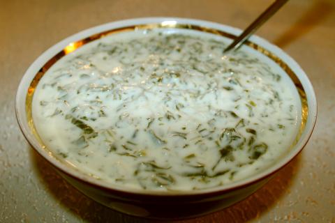Летняя окрошка по-северному: вкус копчёной рыбы и трав