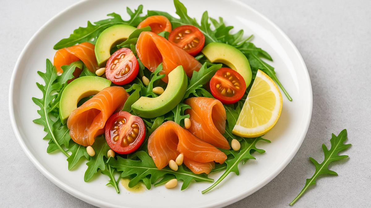 Салат с лососем, авокадо и рукколой Салат с лососем, авокадо и рукколой