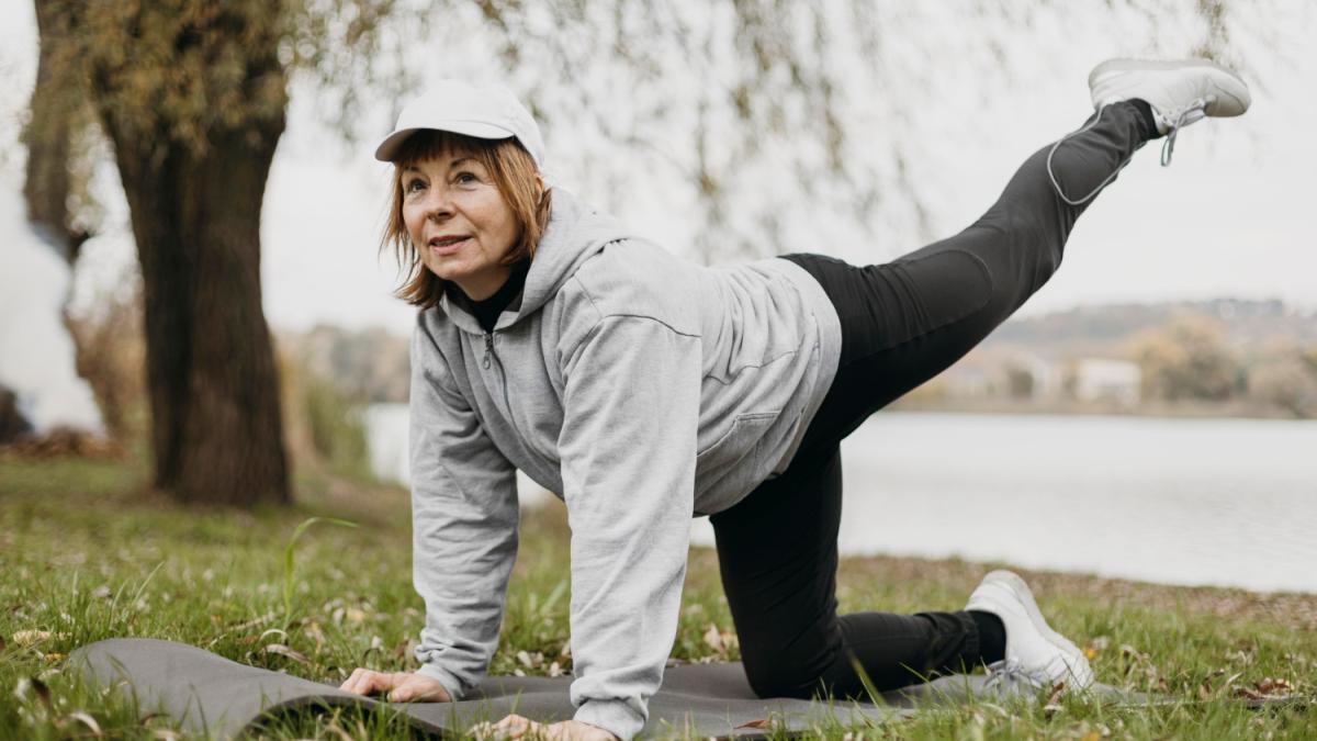 Женщина занимается спортом в парке