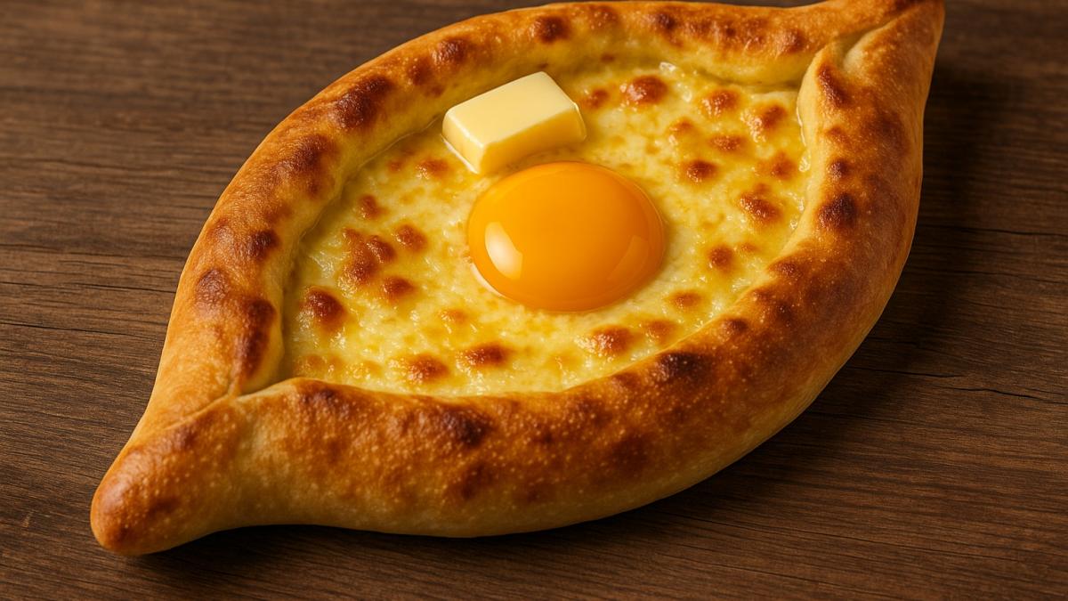 Хачапури по-аджарски с яйцом и сыром