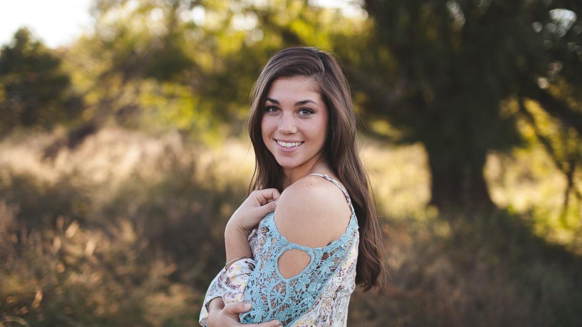 Женщина улыбается в камеру