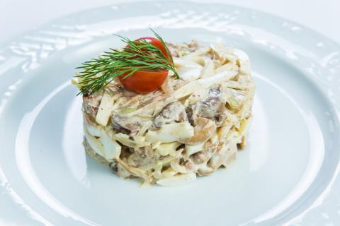 Салат с печенью трески возвращает вкус детства: готовим без майонеза, но с пользой