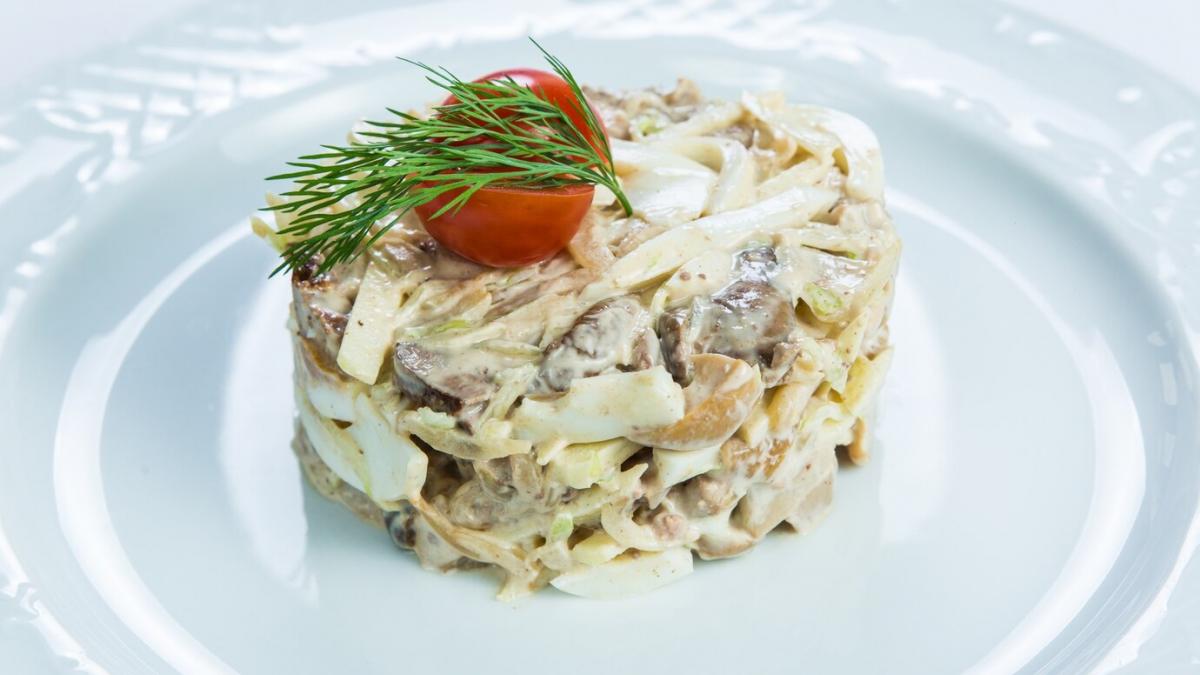 Салат с печенью трески