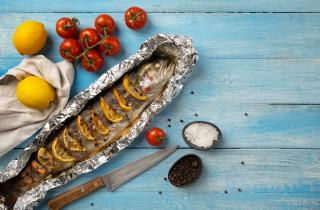 Рыба с чесноком и зеленью в фольге проста в приготовлении — повара