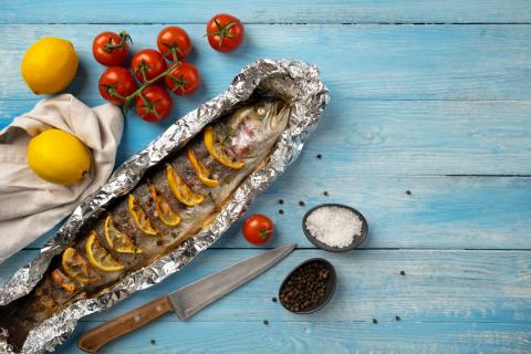 Рыба с чесноком и зеленью в фольге проста в приготовлении — повара