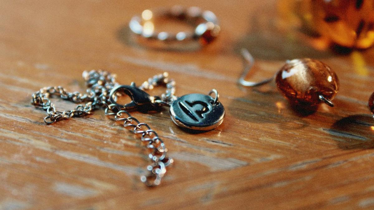 Астрологический символ на кулоне