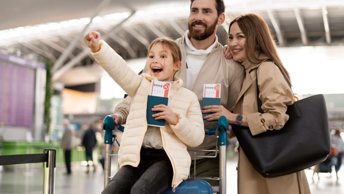 семья в аэропорту семья в аэропорту