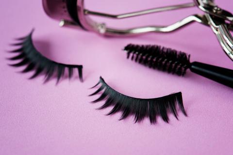 Косметологи советуют использовать пептидные сыворотки для укрепления и роста ресниц