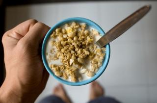 Овсяные хлопья в граноле помогают снизить уровень холестерина — нутрициологи