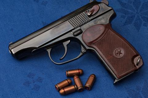 В Когалыме 67-летний мужчина открыл стрельбу на СТО из-за отказа в ремонте двигателя — УМВД по Югре