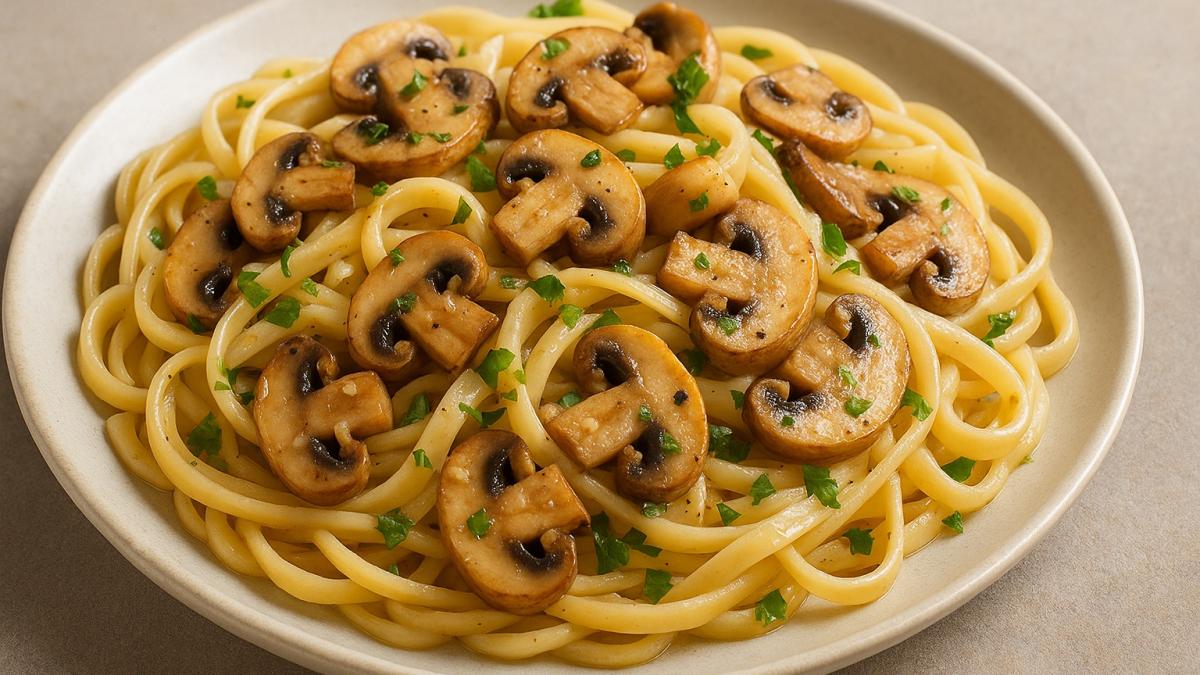 Лапша с грибами и чесноком