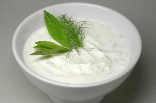 Гранолу лучше готовить с минимальным количеством сахара для сбалансированного вкуса — повара