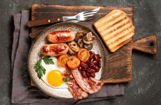 Яйца для тостов лучше жарить на среднем огне для оптимальной текстуры — повара