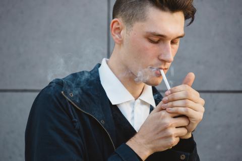 Учёные выявили: пассивное курение родителей в детстве ухудшает функцию лёгких его детей