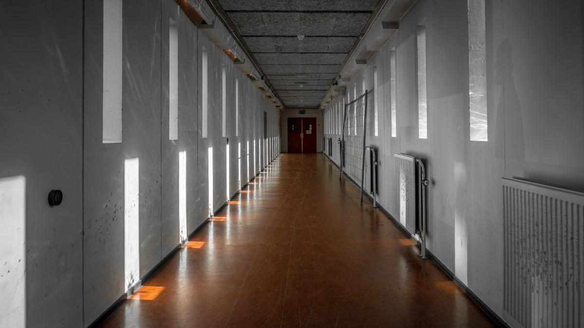 Школьный коридор