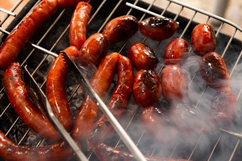Диетологи: пряные колбаски из кролика и курицы легко перевариваются и не перегружают желудок