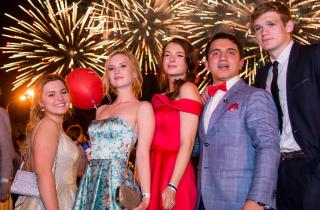 Стилисты назвали корсетные лифы трендом выпускных платьев‑2026