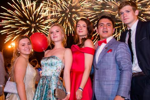 Стилисты назвали корсетные лифы трендом выпускных платьев‑2026