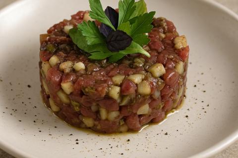 Тартар из говяжьей печени с яблоком и травами — рецепт с минимальной обработкой