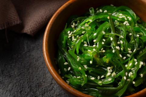 Диетологи: рис с морской капустой и яйцом обеспечивает организм минералами и йодом