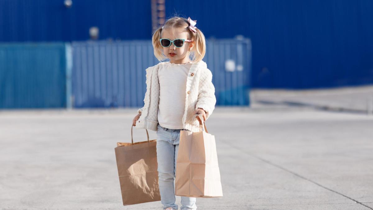 Ребенок с покупками