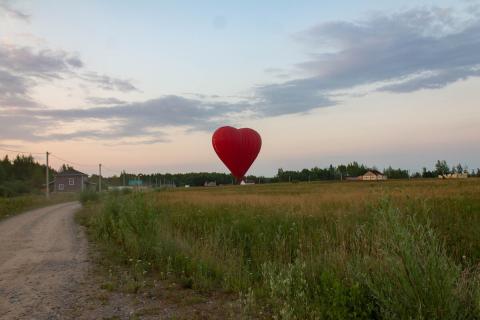 Учёные объяснили, почему гелий вблизи абсолютного нуля течёт без трения и поднимается по стенкам сосуда