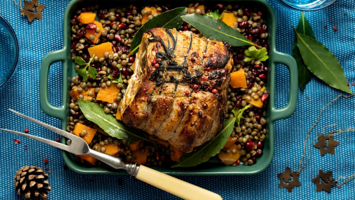 Запечённая оленина с морошковым маринадом и тундровыми травами