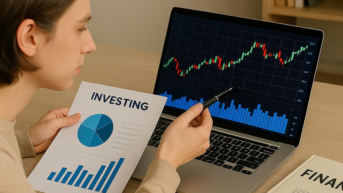 человек с ноутбуком и графиками, изучающий инвестиции,