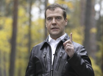 Медведев осмотрел лесопожарную спецтехнику в Чите