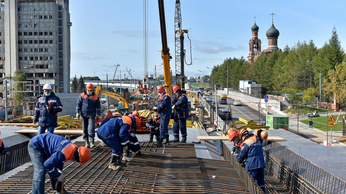 Рабочие на стройке Рабочие на стройке