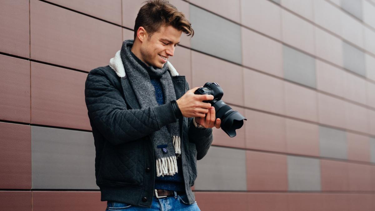 человек фотографирует человек фотографирует