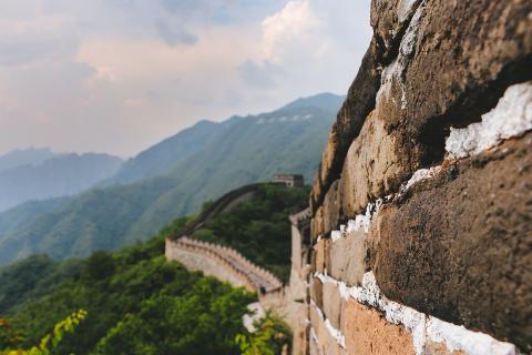 Meituan внедрила сервис доставки еды дронами для туристов на Великой Китайской стене