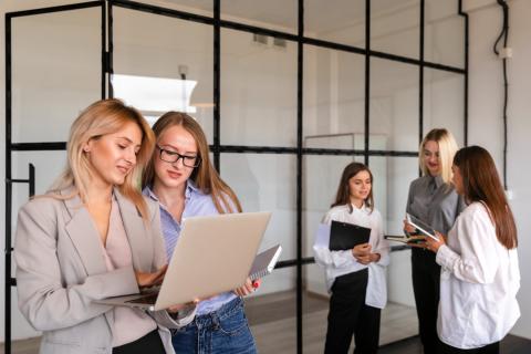 сотрудники работают в офисе