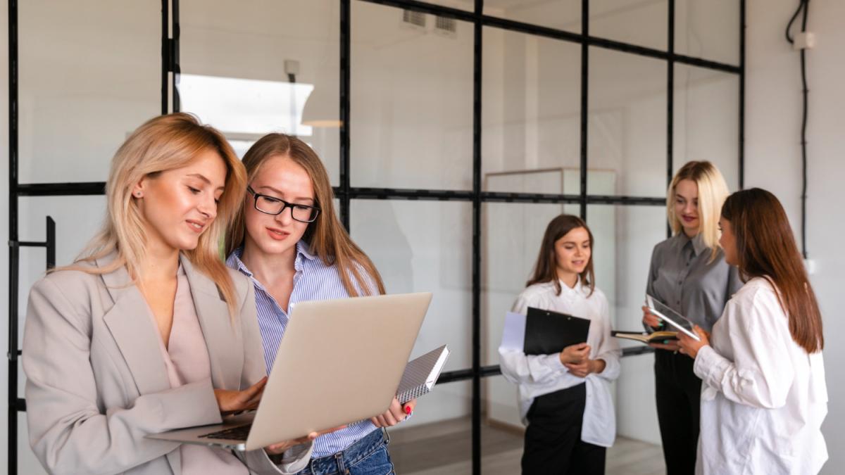 сотрудники работают в офисе сотрудники работают в офисе
