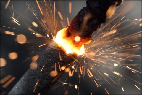 Подростки напугали петардами детей в детском парке Ноябрьска