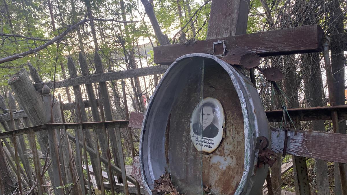 Могила на заброшенном кладбище Могила на заброшенном кладбище