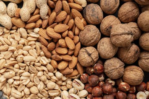 Орехи для чурчхелы нанизывают на нить — Едим Дома