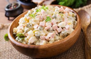 Классическую структуру Оливье обеспечили маринованные огурцы — повара