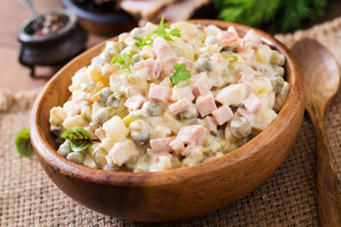 Классическую структуру Оливье обеспечили маринованные огурцы — повара