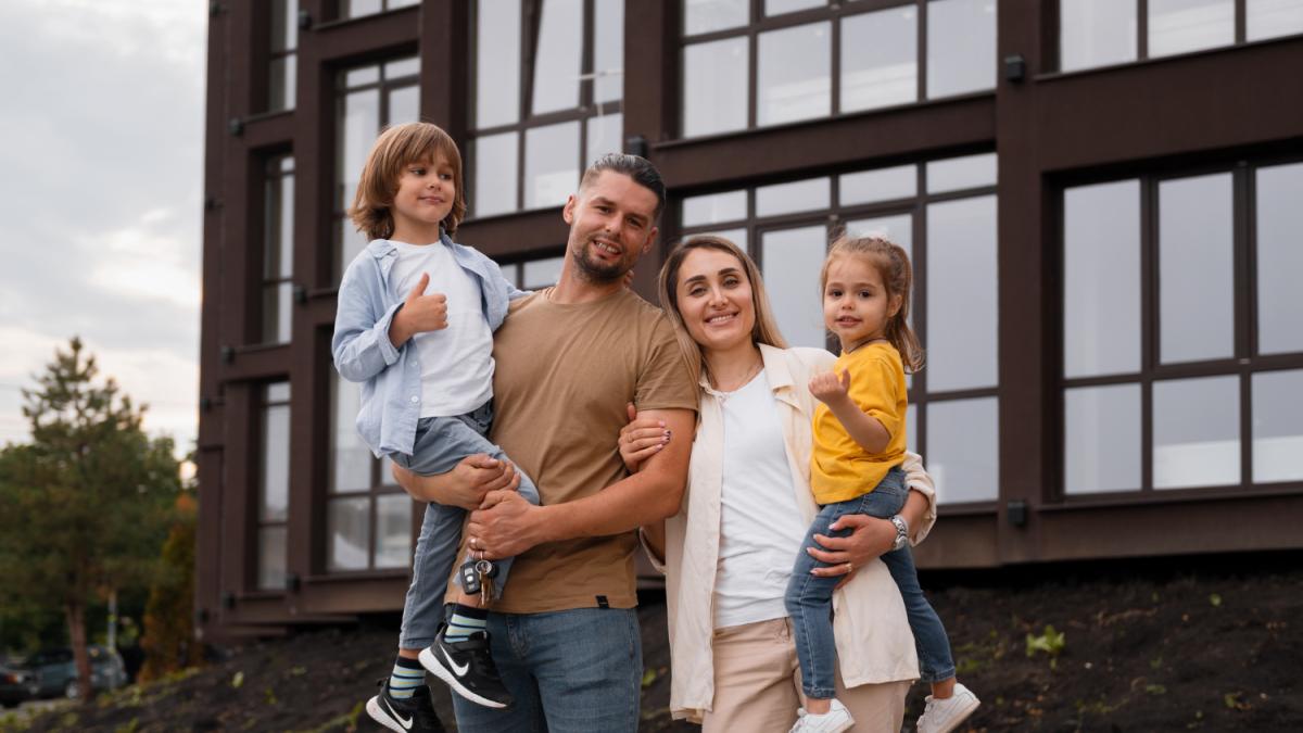 семья на фоне дома