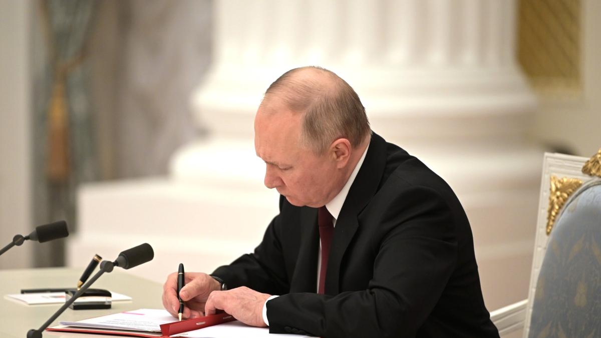 Владимир Путин подписывает документы