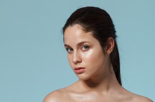 Косметологи назвали массаж и увлажнение ключевыми для сияния кожи