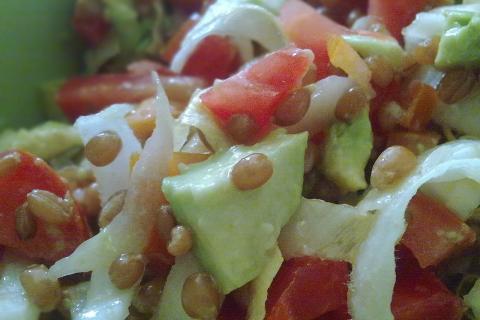Секретный ингредиент делает салат с курицей ярче и сочнее