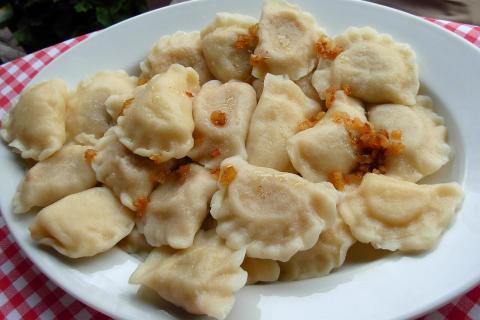 Русский рецепт: вареники с репой и чесночно-сметанной подливкой
