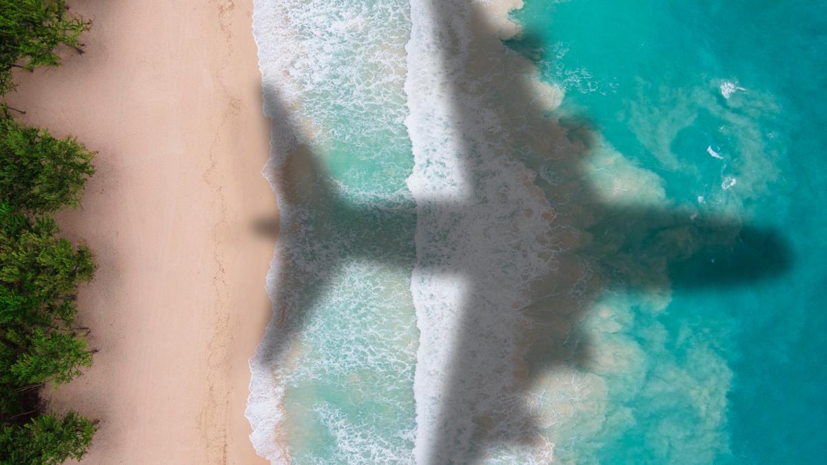 Самолет над пляжем