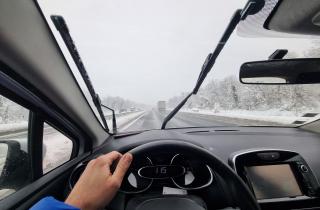 Однажды застряла на трассе зимой — теперь всегда делаю это перед каждой поездкой