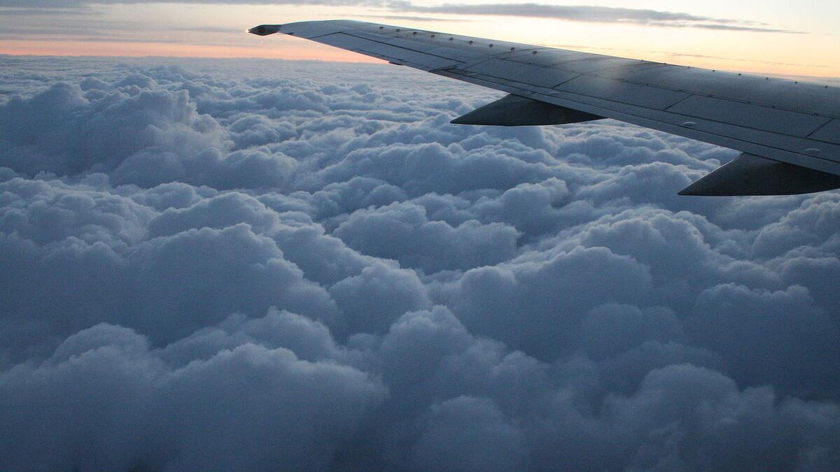 Облака и крыло самолёта